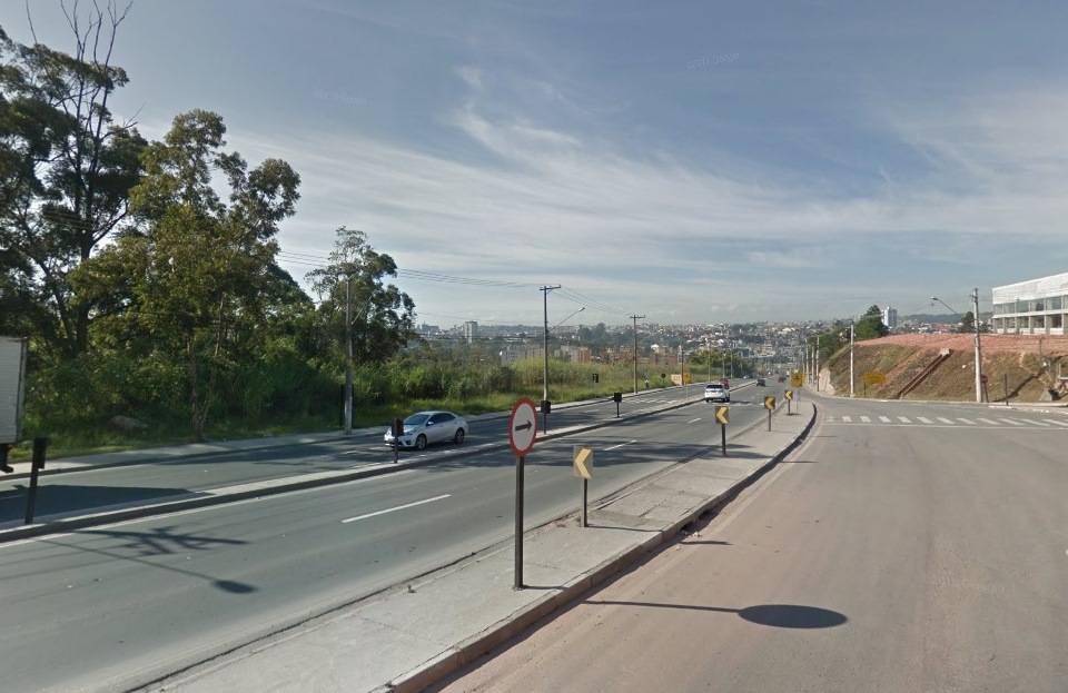 Mulher morre atingida por poste em Jandira