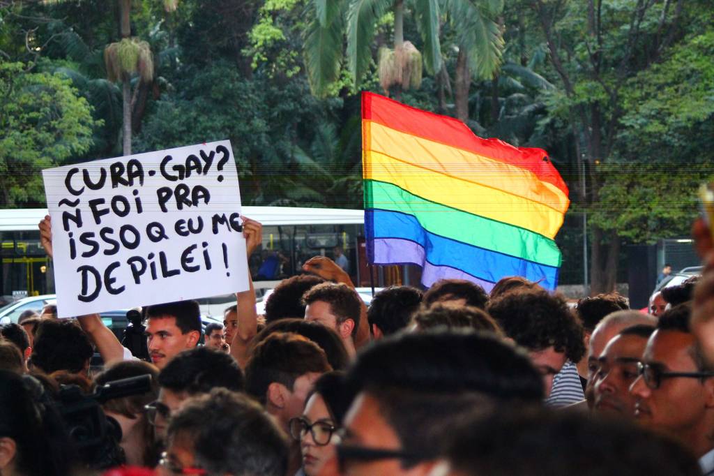 Cinco melhores cartazes do ‘Beijaço’ contra Levy Fidelix