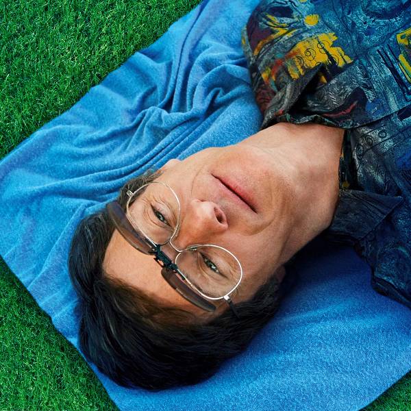 John Hawkes: papel de um jornalista com poliomielite desde os 6 anos de idade John Hawkes: papel de um jornalista com poliomielite desde os 6 anos de idade