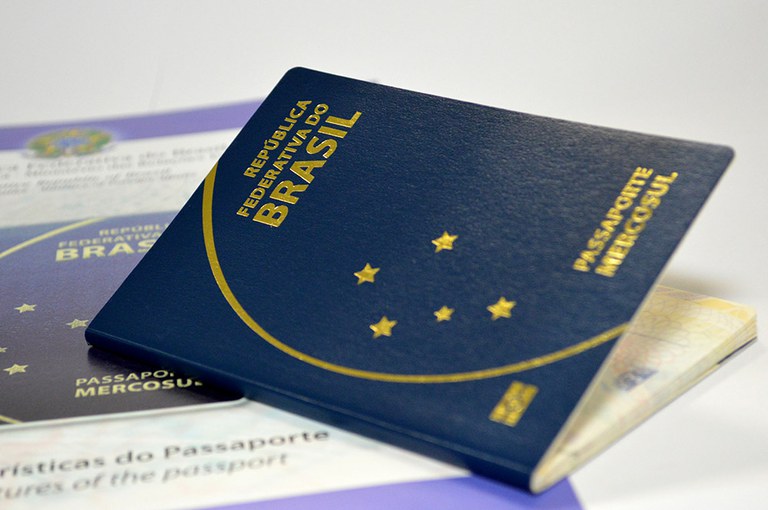 A imagem mostra um passaporte brasileiro fechado