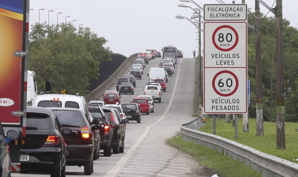 Volta do feriado tem lentidão nas estradas paulistas