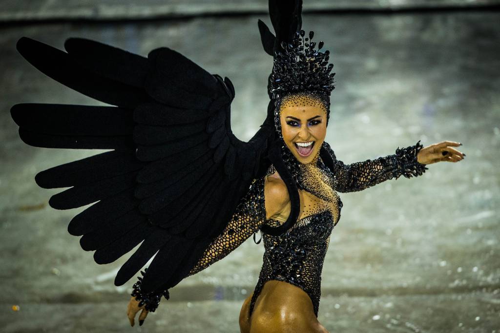 Os cuidados de Sabrina Sato para não quebrar as costelas no Carnaval