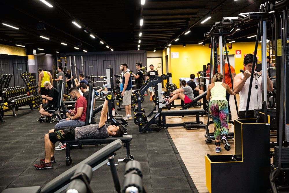 Academia fecha e esquece aluno dentro de vestiário