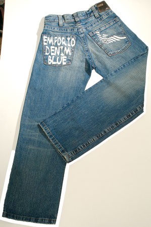 R$ 1.340,00 - Calça Special Jeans Armani com estampa nos bolsos de trás R$ 1.340,00 - Calça Special Jeans Armani com estampa nos bolsos de trás