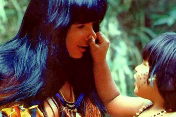 25 anos após lançamento de “Curumim”, Mara Maravilha reencontra garotinho que estrelou capa de disco