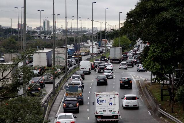 Stress no trânsito: se você usa com frequência o freio do seu carro, algo está errado