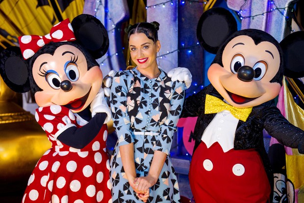 Katy Perry usa cabelo bizarro para visitar a Disney; veja imagens