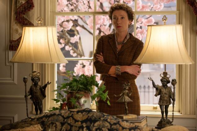 Walt nos Bastidores de Mary Poppins: a escritora australiana P.L. Travers (Emma Thompson) Walt nos Bastidores de Mary Poppins: a escritora australiana P.L. Travers (Emma Thompson)