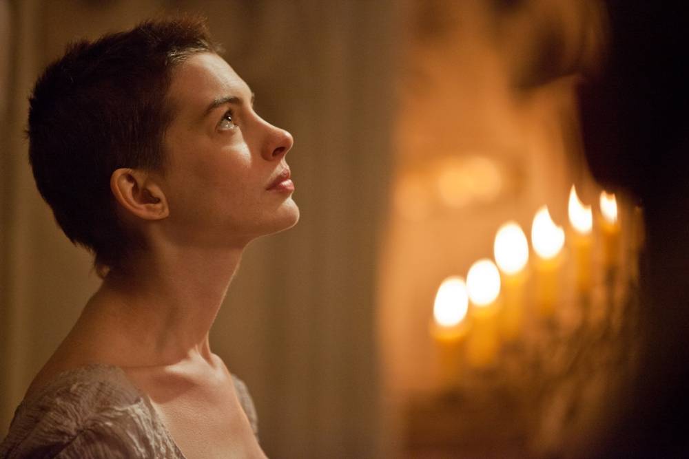 Fantine (Anne Hathaway) em Os Miseráveis: na trama, a personagem vende a cabeleireira para conseguir o dinheiro para sustentar a filha Fantine (Anne Hathaway) em Os Miseráveis: na trama, a personagem vende a cabeleireira para conseguir o dinheiro para sustentar a filha