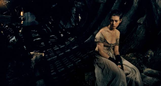 Os Miseráveis: Anne Hathaway empresta voz e dor à personagem Fantine no drama musical Os Miseráveis: Anne Hathaway empresta voz e dor à personagem Fantine no drama musical