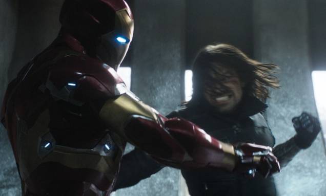 A obra inédita sendo montada, a série de esculturas The Prismatics: dois trabalhos em madeira, cada qual formado por módulos maciços de jatobá A obra inédita sendo montada, a série de esculturas The Prismatics: dois trabalhos em madeira, cada qual formado por módulos maciços de jatobá