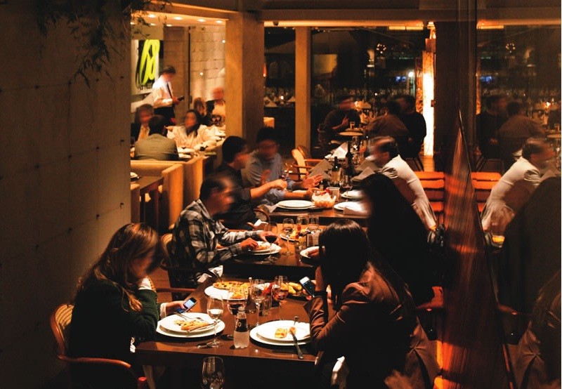 Salão agradável: espaço para provar discos de massa macia e crocante Salão agradável: espaço para provar discos de massa macia e crocante