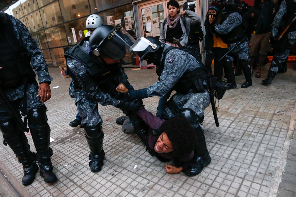 SÃO PAULO,SP,06.05.2016:REINTEGRAÇÃO-POSSE - Polícia Militar realiza reintegração de posse no Centro Paula Souza, Centro de São Paulo (SP), na manhã desta sexta-feira (6). Uma liminar expedida pelo desembargador Rubens Rihl, da 1ª Câmara de Direito Público do Tribunal de Justiça de São Paulo, na tarde desta quinta-feira (5) derrubou as exigências feitas à Polícia Militar e a Secretaria de Segurança Pública determinando a reintegração imediata de posse do Centro Paula Souza. (Foto: Leonardo Benassatto/Futura Press/Folhapress)