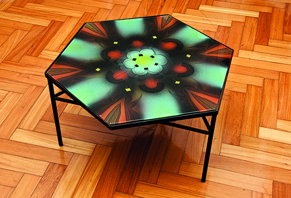 Durante a década de 1950 também desenhou móveis, como esta mesa