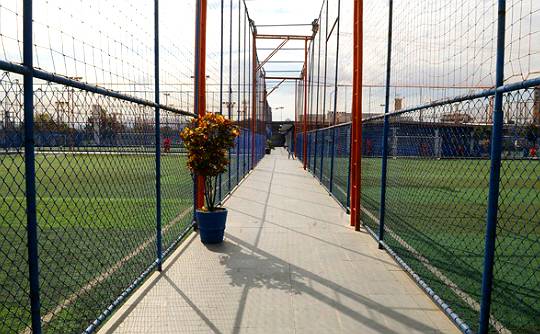 Ao todo, quinze campos de futebol society podem ser alugados na unidade Pompeia da Playball Ao todo, quinze campos de futebol society podem ser alugados na unidade Pompeia da Playball