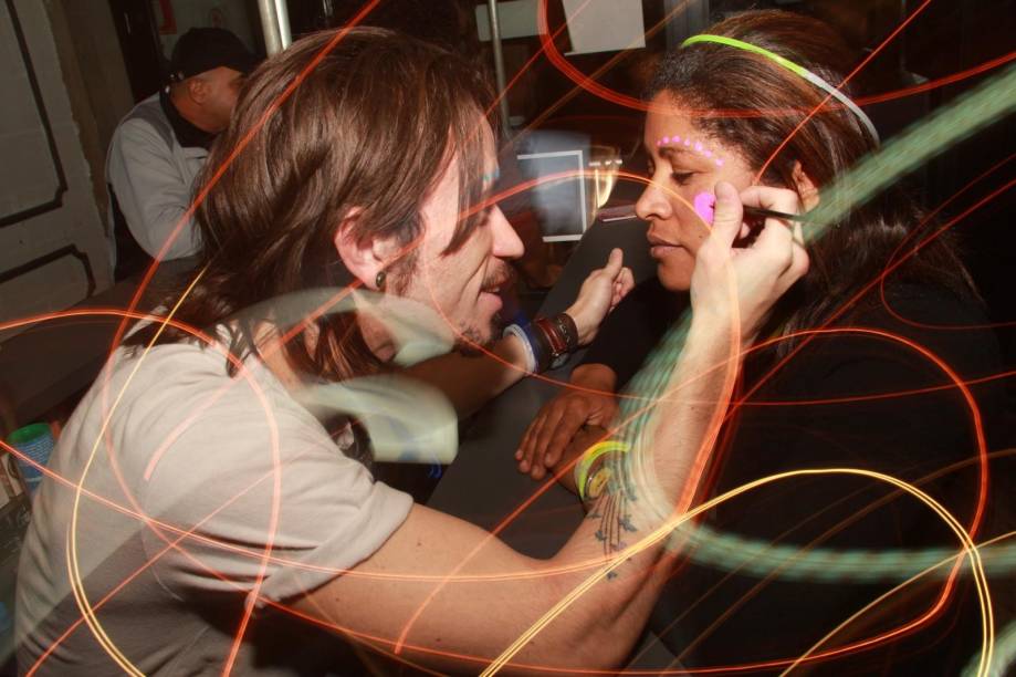 Interação na Neon Party: público se pinta com tinta e canetas fluorescentes Interação na Neon Party: público se pinta com tinta e canetas fluorescentes