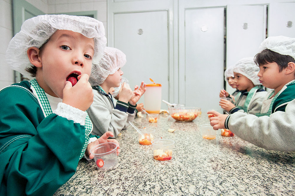 Crianças comendo palmares