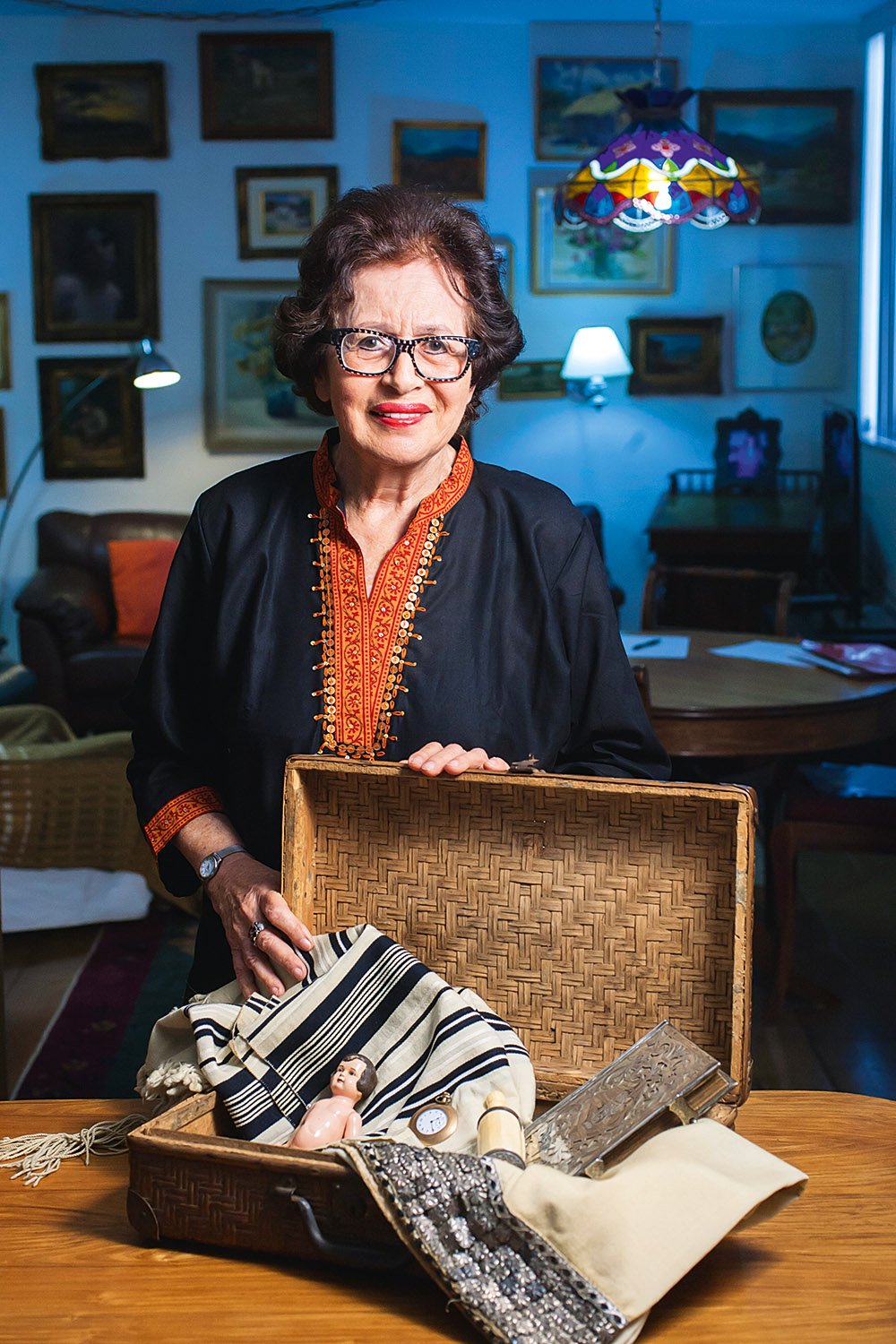 Ruth Tarasantchi garimpa peças para o acervo do Museu Judaico