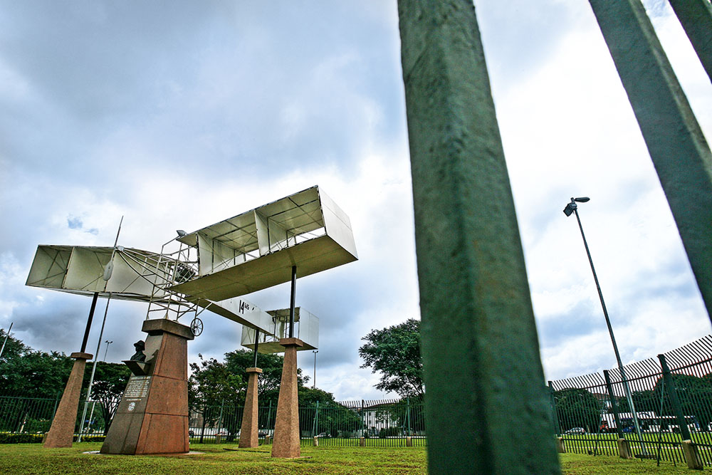 Capital abriga réplica do 14-Bis de Santos Dumont