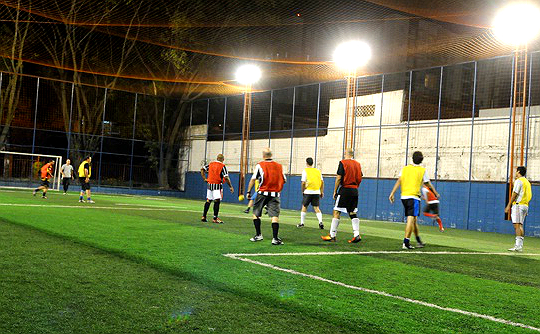 Para alugar há três quadras de futebol society, as quais suportam cerca de doze jogadores