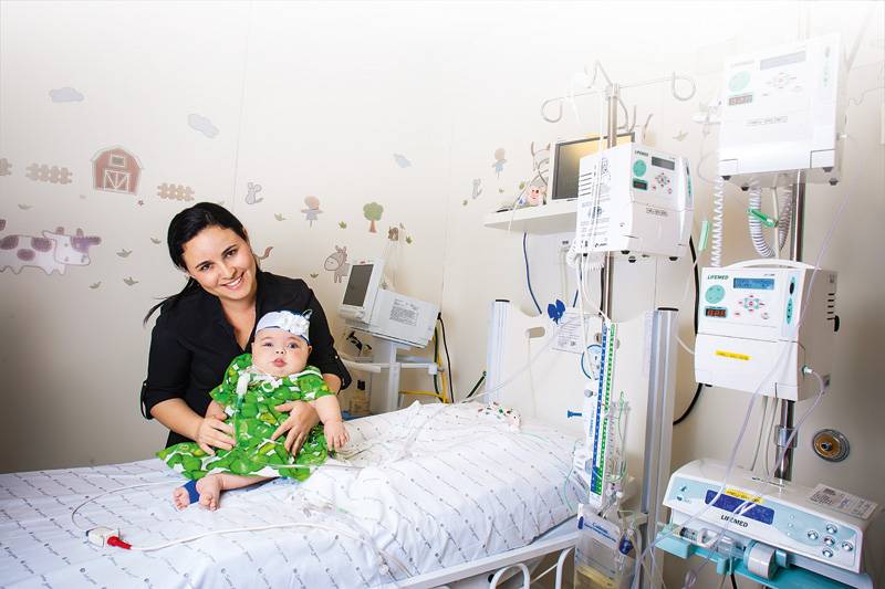 Vendedora passará Dia das Mães junto da filha, na UTI há mais de um ano