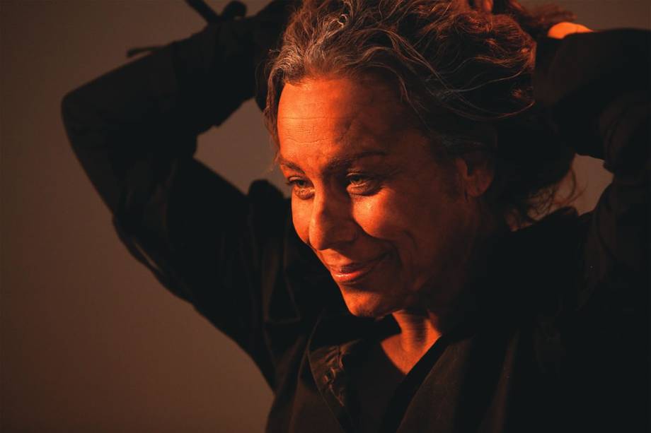 O monólogo A Árvore Seca traz a atriz Ester Laccava como uma nordestina que tenta extrair poesia da sofrida rotina O monólogo A Árvore Seca traz a atriz Ester Laccava como uma nordestina que tenta extrair poesia da sofrida rotina