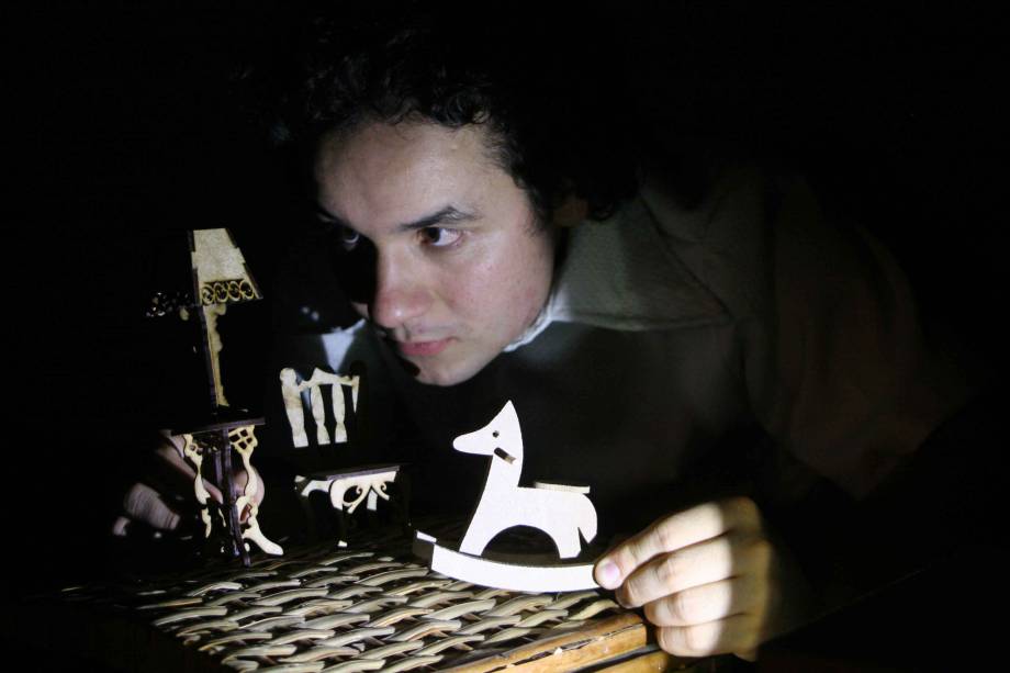 A Cortina da Babá: enredo é enriquecido com as técnicas do teatro de sombras A Cortina da Babá: enredo é enriquecido com as técnicas do teatro de sombras