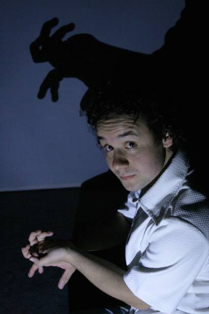 A Cortina da Babá: atores brincam com sombras e tecidos A Cortina da Babá: atores brincam com sombras e tecidos