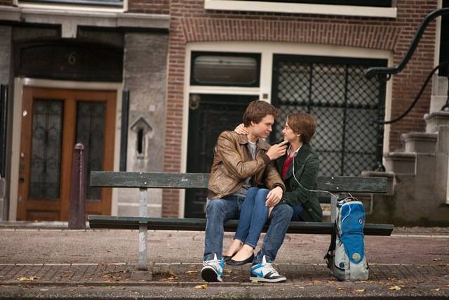 A Culpa É das Estrelas: Augustus Waters (Ansel Elgort), um rapaz que vai mudar completamente a vida da jovem Hazel Grace Lancaster (Shailene Woodley) A Culpa É das Estrelas: Augustus Waters (Ansel Elgort), um rapaz que vai mudar completamente a vida da jovem Hazel Grace Lancaster (Shailene Woodley)