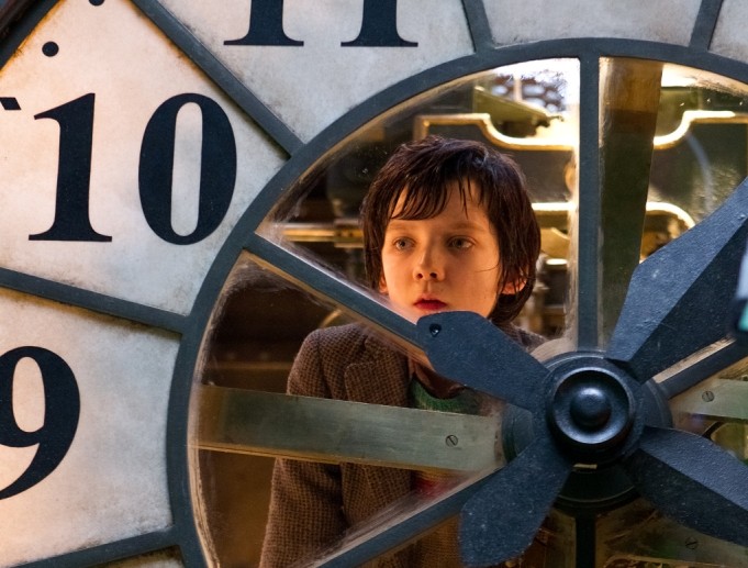 O ator Asa Butterfield em A Invenção de Hugo Cabret: clima fantástico permeia a história