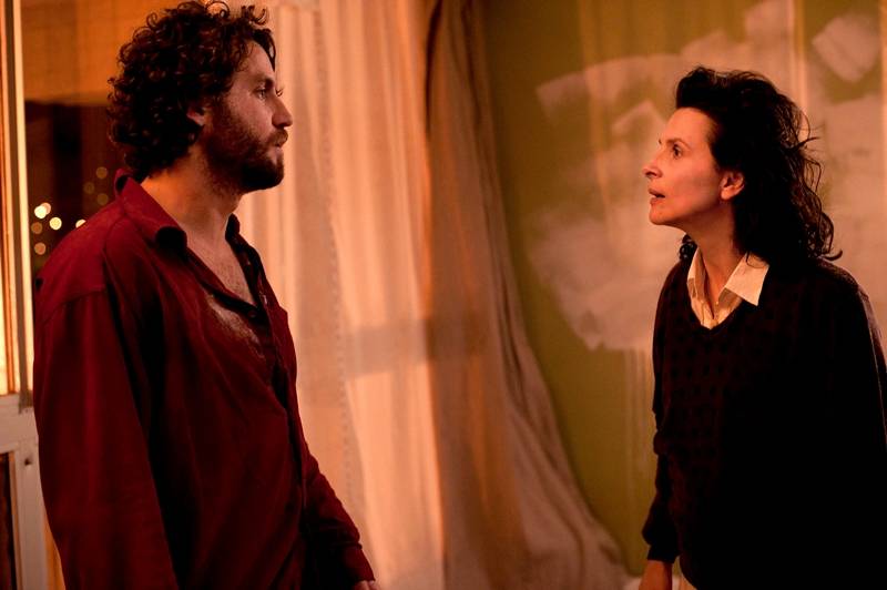 De Coração Aberto: o casal Mila (Juliette Binoche) e Javier (Edgar Ramírez)