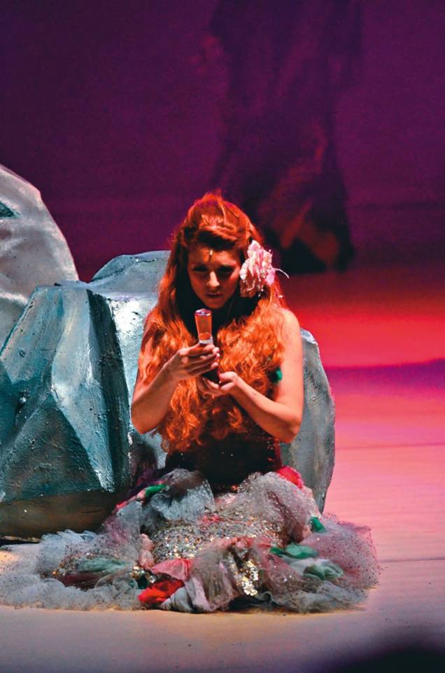A atriz Ana Saab como a personagem-título de A Pequena Sereia A atriz Ana Saab como a personagem-título de A Pequena Sereia