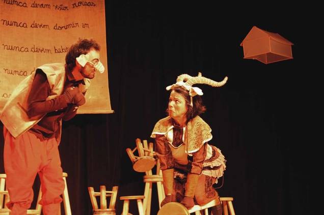 Os atores Bruno Guida e Gisele Valeri, em A Revolução dos Bichos Os atores Bruno Guida e Gisele Valeri, em A Revolução dos Bichos