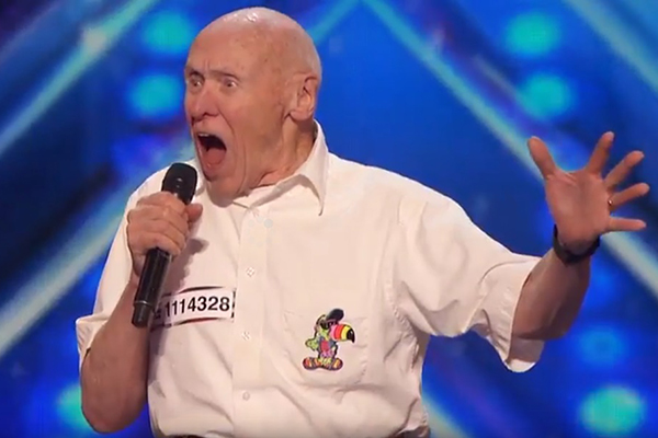 Homem de 82 anos surpreende jurados de reality show ao interpretar música inesperada