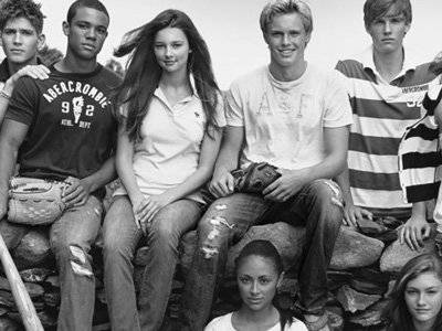 Abercrombie & Fitch, sucesso no início dos anos 2000, abandona logos gigantes e fica mais comportada