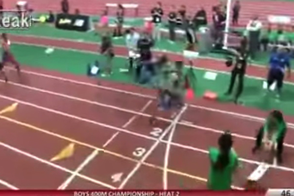 Piloto acrobático leva amigos para passeio em avião e grava reações hilárias em vídeo