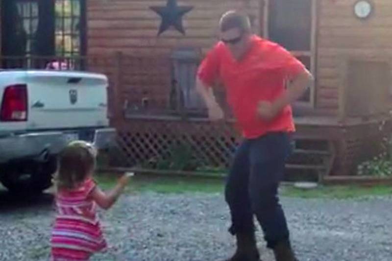 Vídeo de pai dançando ‘Timber’, sucesso de Pitbull, com sua filha ganha a internet