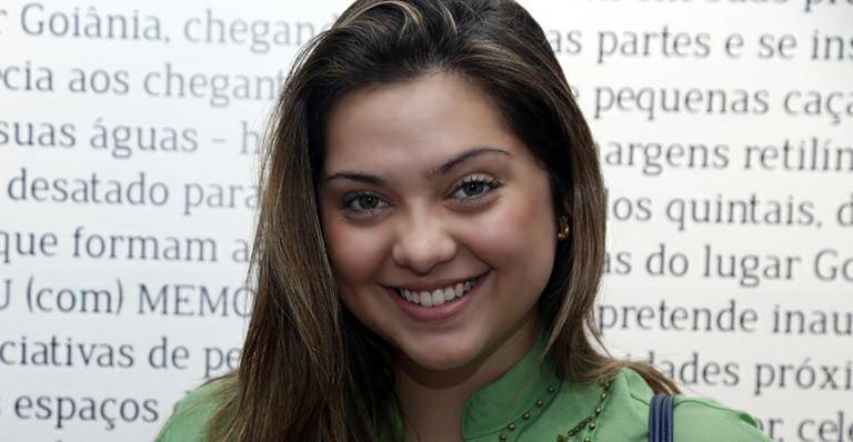 Depois de engordar para novela ‘Em Família’, atriz emagrece 14 quilos; veja antes e depois