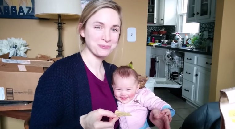 Bebê cai na gargalhada toda vez que sua mãe faz barulho comendo uma batatinha; assista