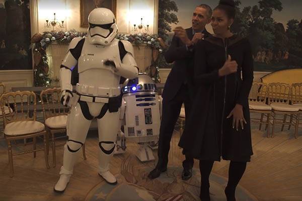 Barack e Michelle Obama dançam na companhia do R2-D2 para comemorar o Dia do “Star Wars”