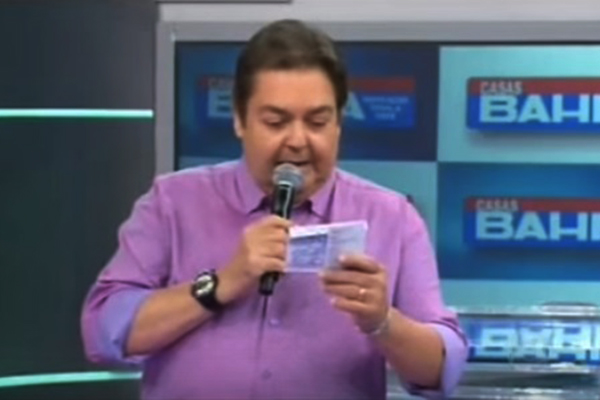 Faustão comete gafe, manda recado para famoso que já morreu e vira piada na internet