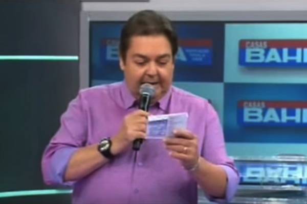 Faustão comete gafe, manda recado para famoso que já morreu e vira piada na internet