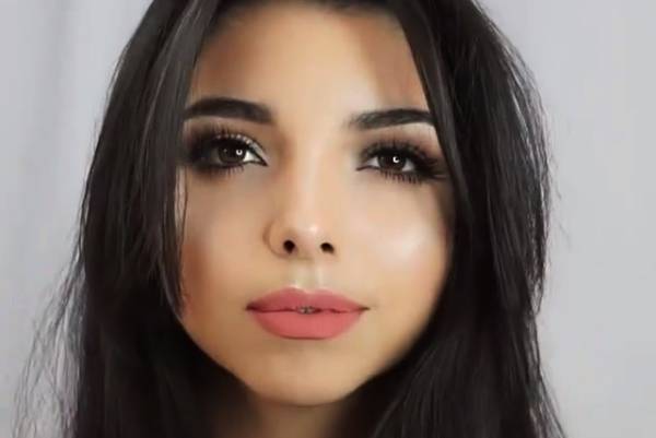 Maquiadora colombiana faz sucesso na internet com técnica simples para cortar a franja em casa