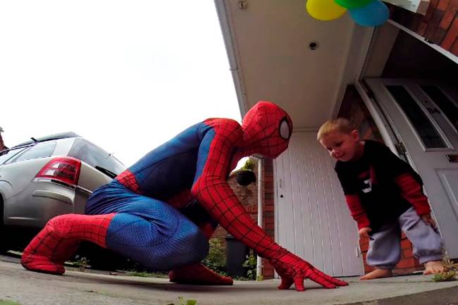Pai se veste de Homem-Aranha para surpreender filho de 5 anos sofrendo com câncer em seu aniversário; assista
