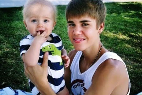 Justin Bieber surpreende e leva irmão de apenas seis anos ao Grammy 2016