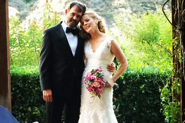 Este casal escolheu uma fantasia para lá de engraçada para dançar em seu casamento