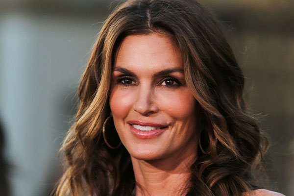 Cindy Crawford aparece em capa de revista com a filha de 14 anos e surpreende por semelhança