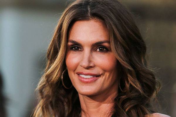 Cindy Crawford aparece em capa de revista com a filha de 14 anos e surpreende por semelhança