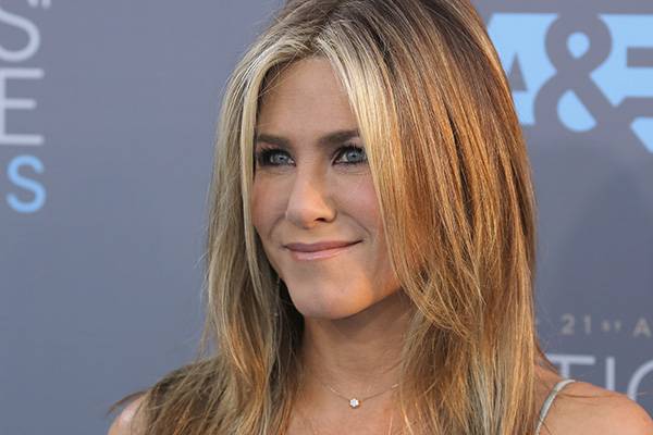 Após boatos de gravidez, Jennifer Aniston publica desabafo e comove internautas