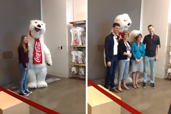 Mascote empolgadíssimo da Coca-Cola “estraga” fotos de família em vídeo divertido